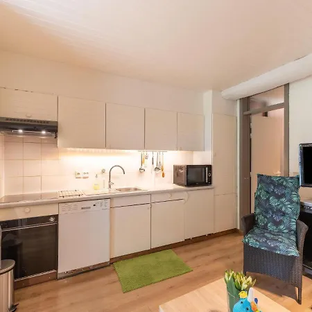 Snug In Houthalen Oost With Heated Pool דירה *