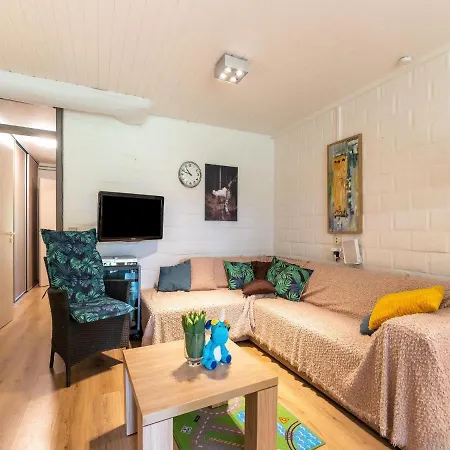 Snug In Houthalen Oost With Heated Pool גנק