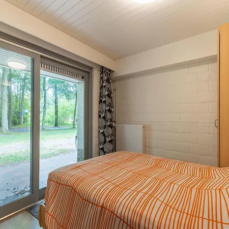 Snug In Houthalen Oost With Heated Pool דירה *